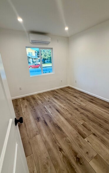 Building Photo - 1144 E Wilson Ave