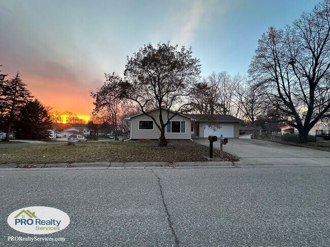 Building Photo - 3 Bedroom Main Level Duplex Unit