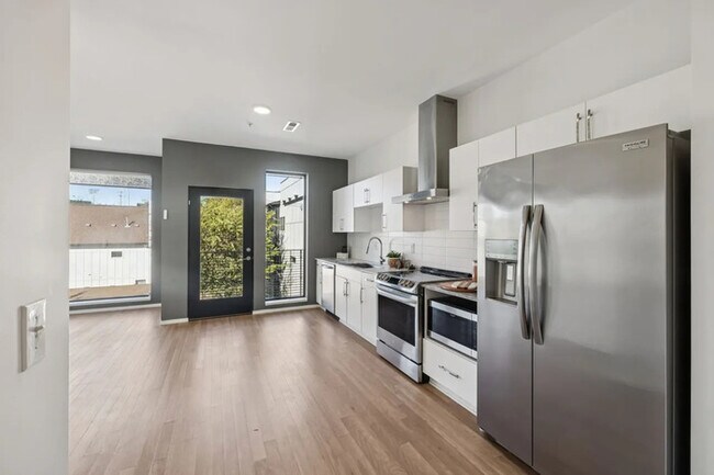 Building Photo - 806 Olympic St