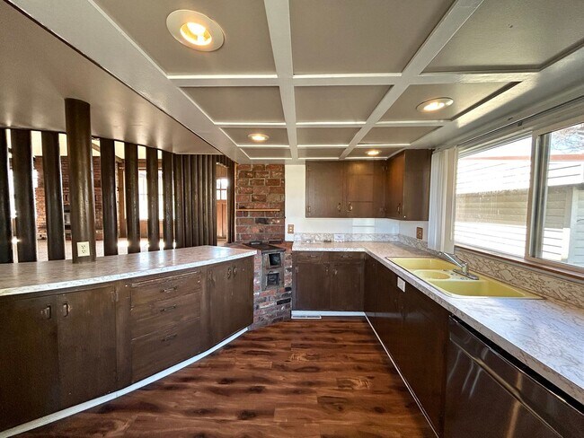 Building Photo - Unique 5 Bedroom Home