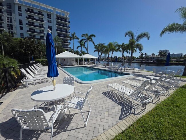 Building Photo - 6391 Bay Club Dr