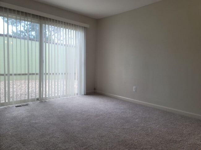 Building Photo - 2 Bedroom Ranch Style Home