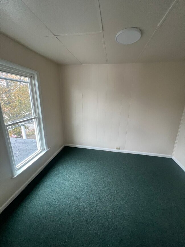 Building Photo - 820 Hess Ave