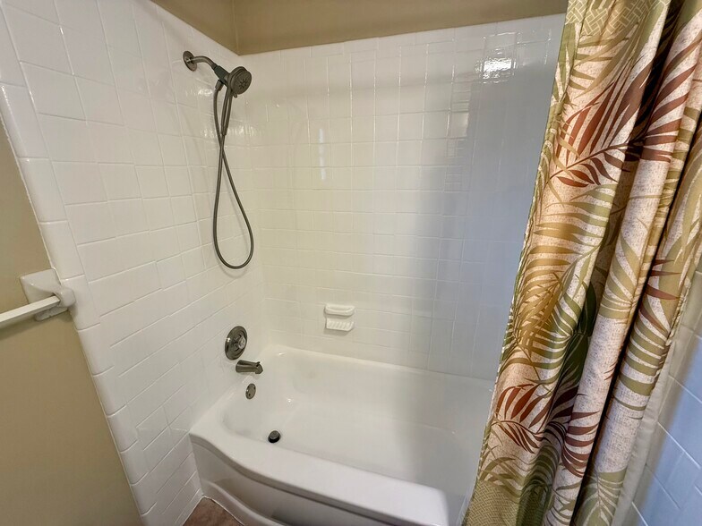 Shower/Tub combo - 4126 35th Ave N