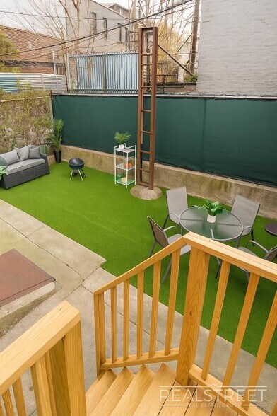 Building Photo - 2 Bedroom with Private Backyard right near...