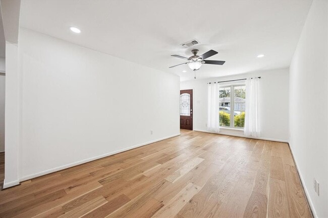 Building Photo - 5602 Hialeah Dr