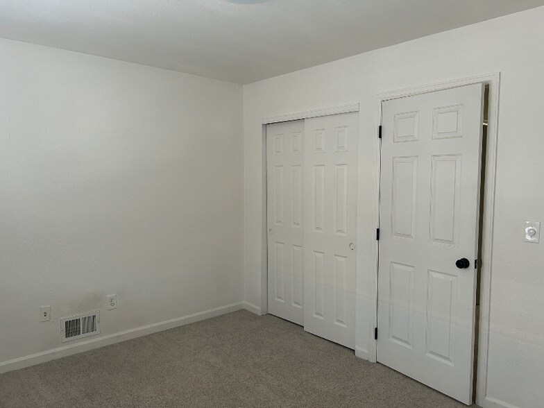 Building Photo - 15815 E 13th Pl