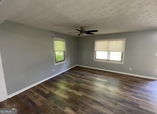 Building Photo - 19 Oak Hill Dr