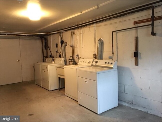 Building Photo - 2410 David Dr