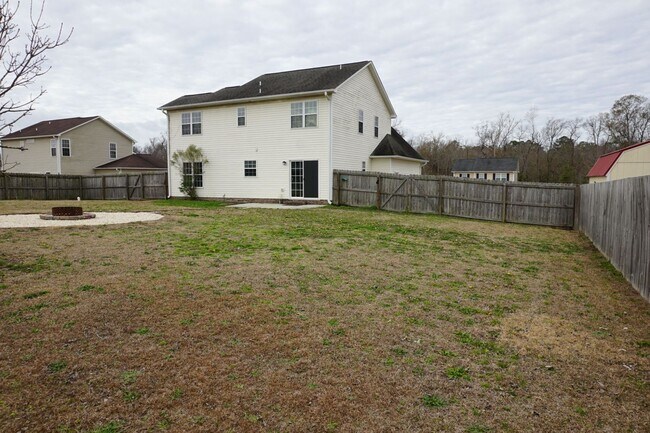 Building Photo - 3 Bedroom 2.5 Bathroom home located in Rogers Farm in Hubert!