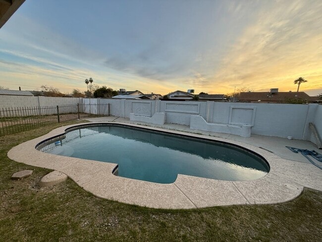 Building Photo - N 58th Dr