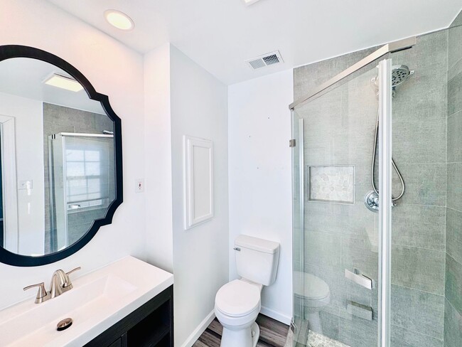 Building Photo - Spacious 4-bedroom, 2.5-bath home in Virginia Beach