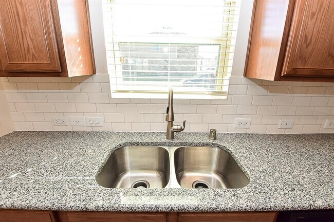 Building Photo - 23818 Willow Haven Dr