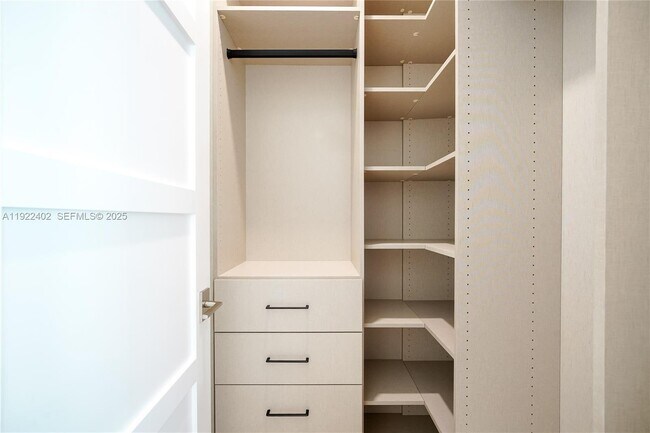 Building Photo - 333 NE Spanish Ct