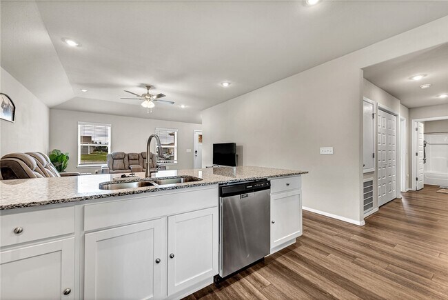 Building Photo - 103 W Gillian Ave