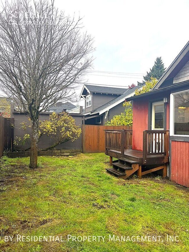 Building Photo - 214 NE Bryant St