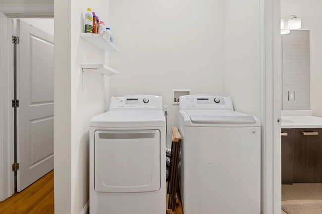 Building Photo - New 2BR2BA Condo in Jefferies Point with Backyard