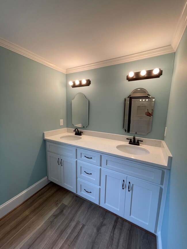 Building Photo - Cape Cod Style Student Housing in Pendleton!