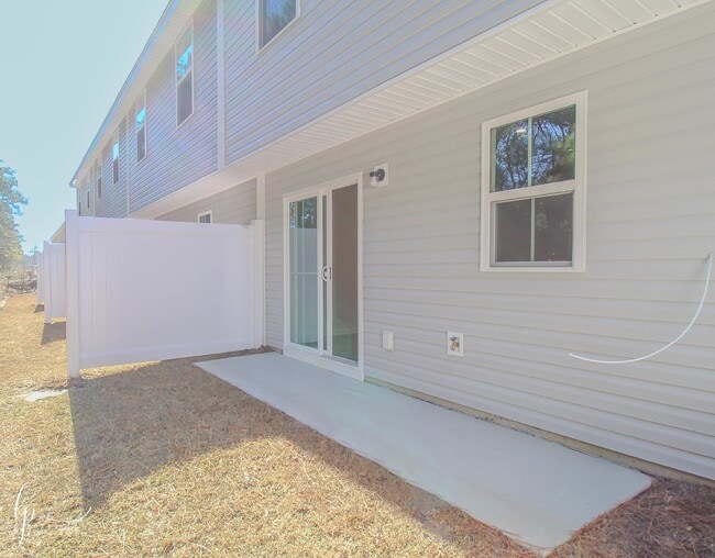 Building Photo - Modern 3-Bedroom Townhome