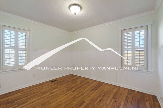 Building Photo - Downtown Charm with Private Yard, Oversized Garage and AC