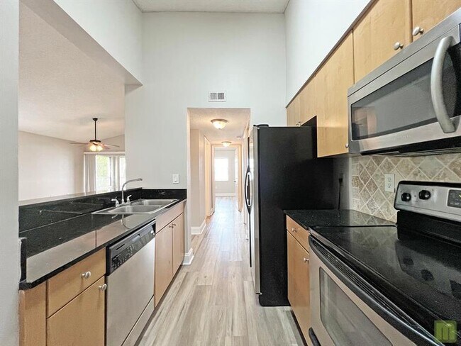 Building Photo - 2811 N Oakland Forest Dr