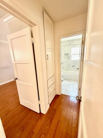 Building Photo - 12753 Oxnard St