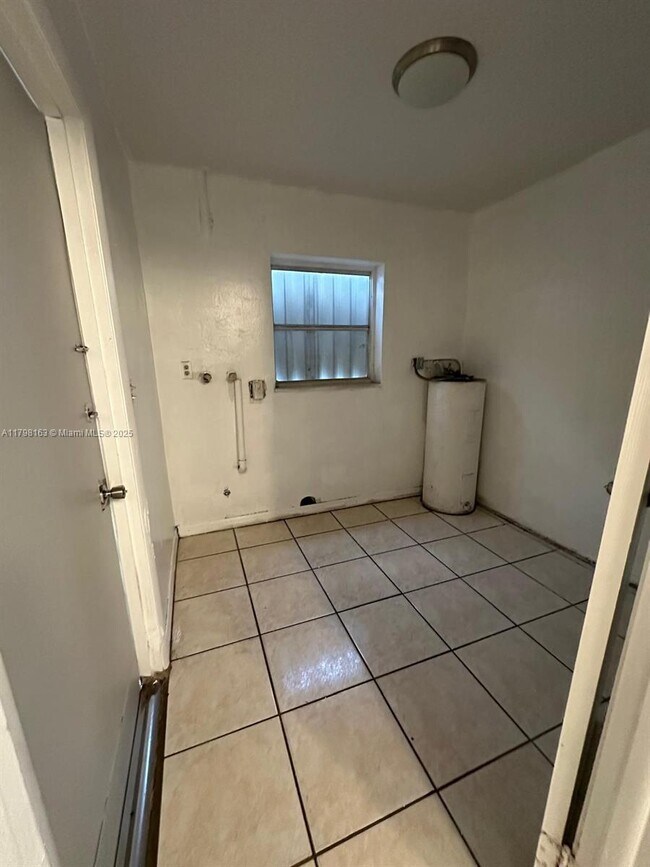 Building Photo - 2 bedroom in Hollywood FL 33024