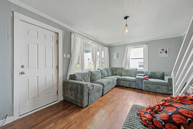 Building Photo - Spacious 5-Bedroom Home Near Radford University