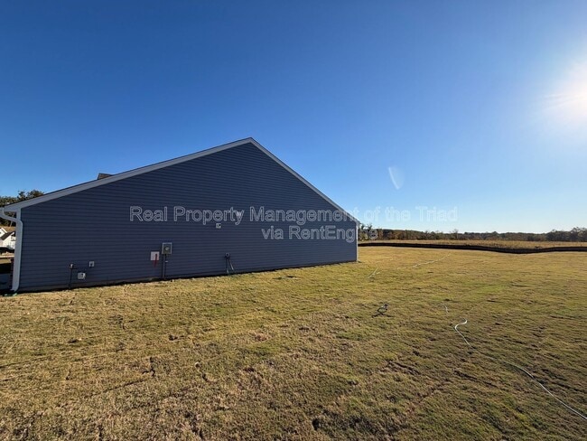 Building Photo - 329 Kingscote Wy