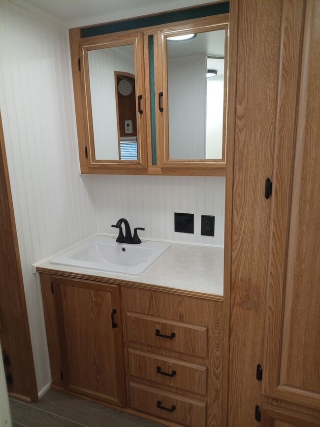Building Photo - Private Manufactured Home!