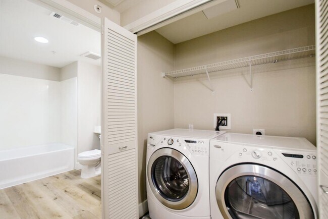 Building Photo - 809 Auzerais Ave