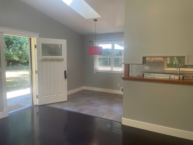 Building Photo - Charming Cottage with Private Beach Rights!