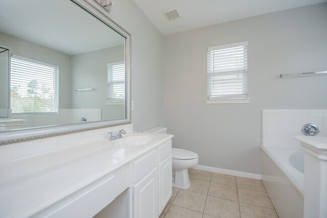 Building Photo - 16102 Limestone Lake Dr