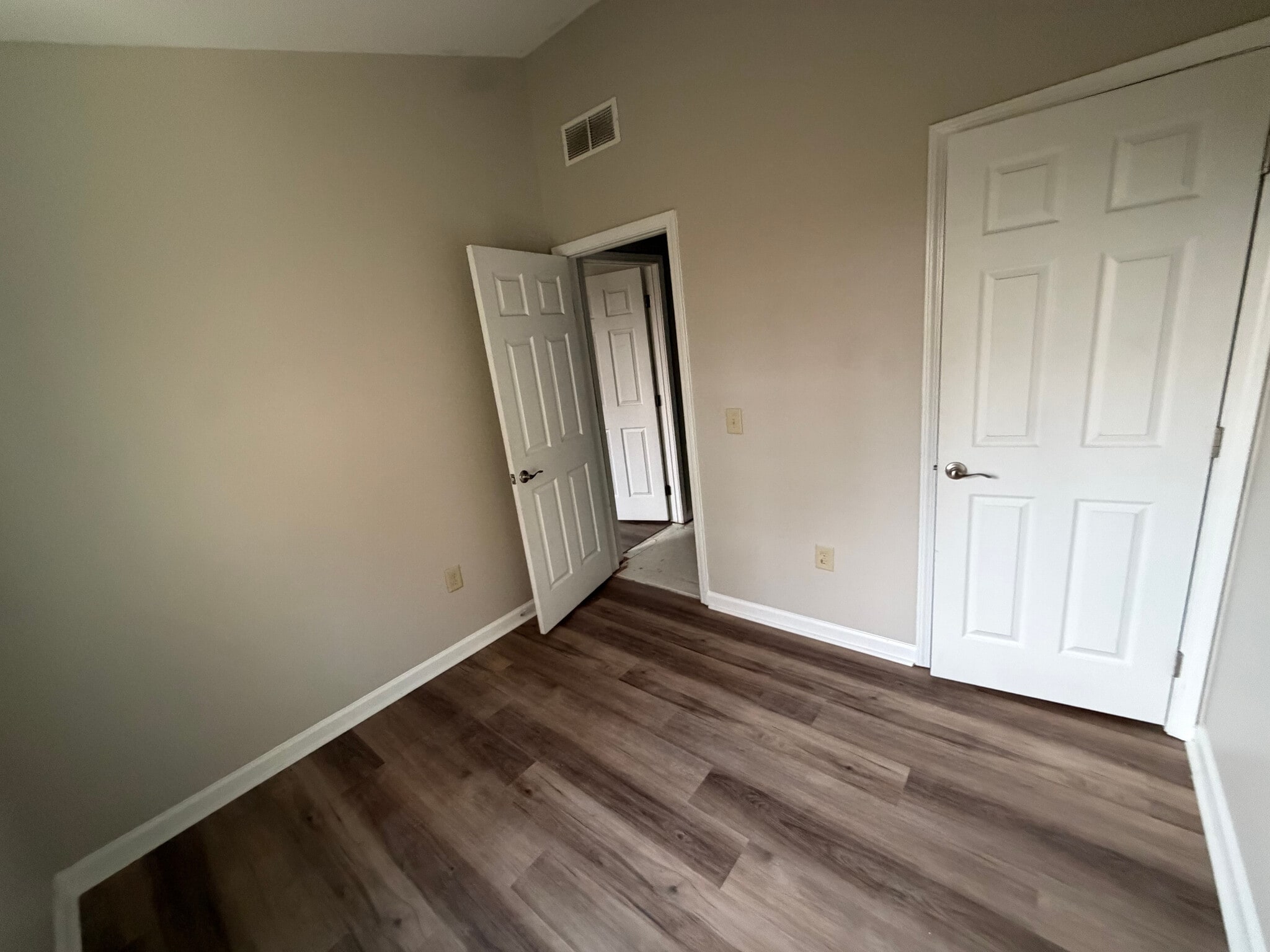 Building Photo - Room in Townhome on Timber Ridge Dr