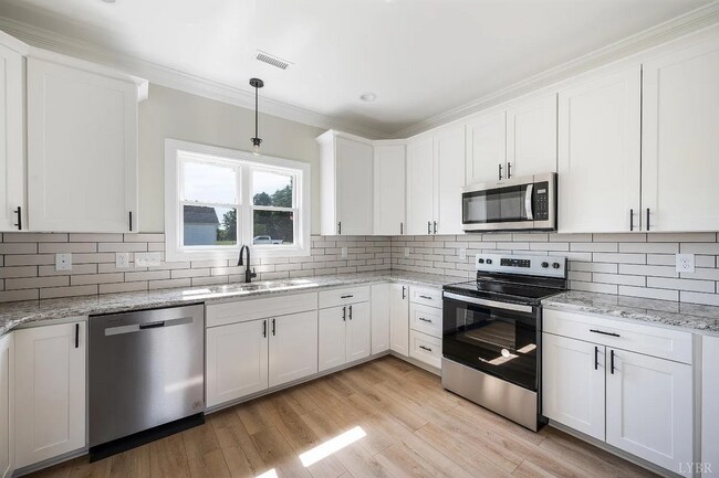 Building Photo - Gorgeous new construction in Gladys!