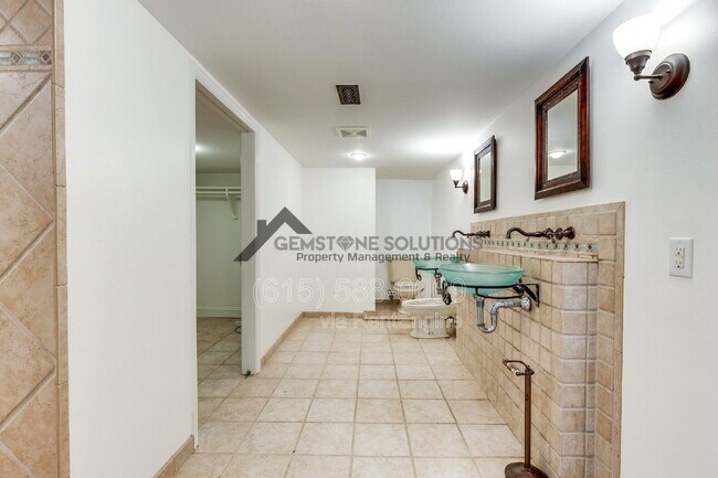 Building Photo - 502 32nd Ave S