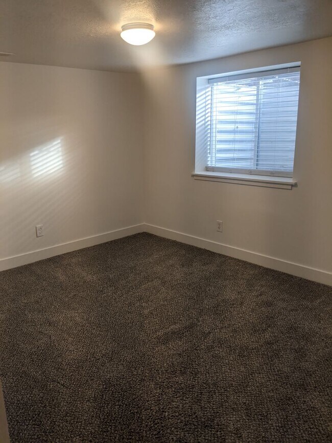 Building Photo - 2 Weeks Rent Free – Spacious 3 Bed / 2 Bath Ogden Home with Finished Basement