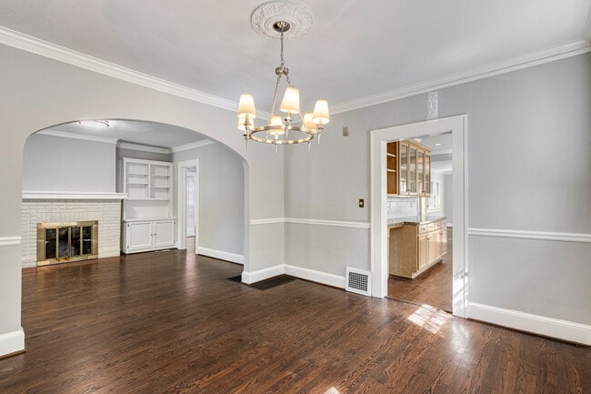 Building Photo - 666 Yorkshire Rd NE