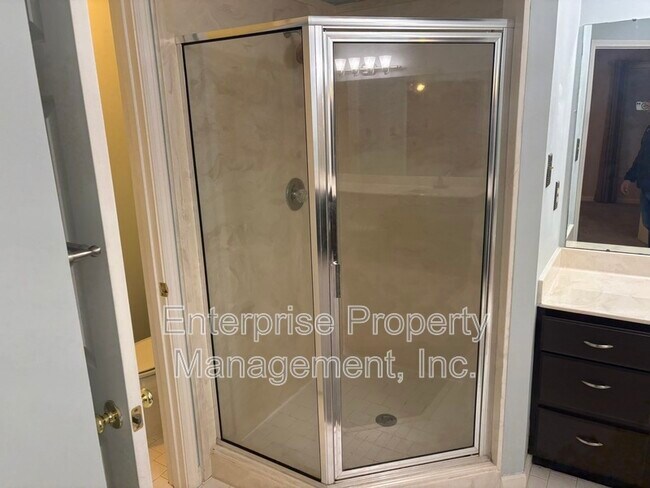 Building Photo - 6894 Hedgewood Ln