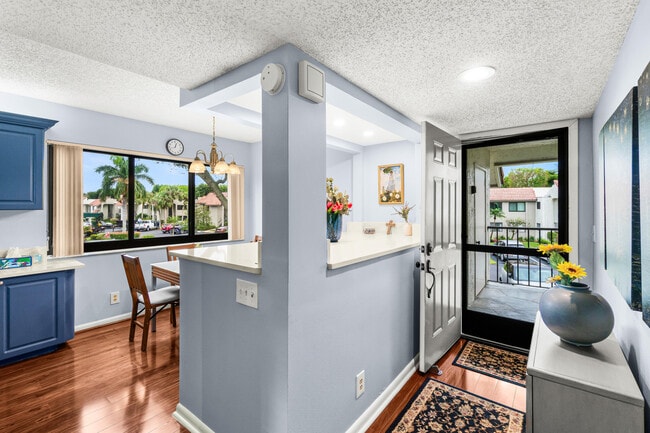 Building Photo - 5687 Fairway Park Dr