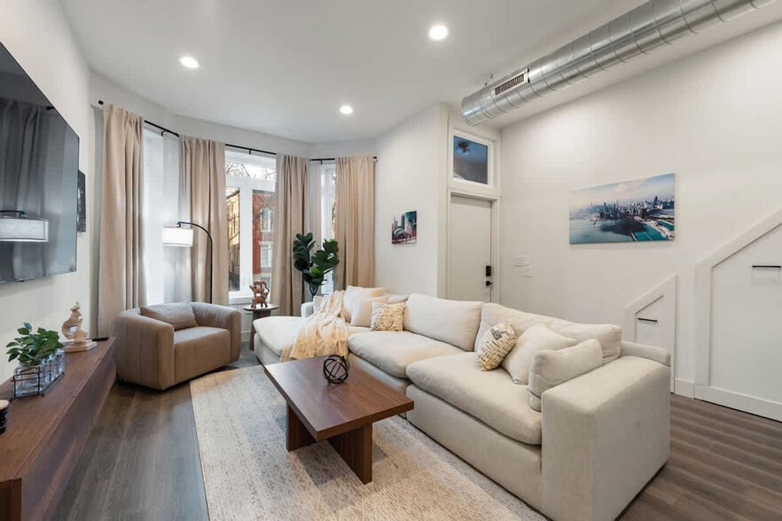 Building Photo - 1543 N Claremont Ave