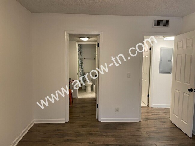 Building Photo - Awesome 2 Bedroom Condo Near the River!