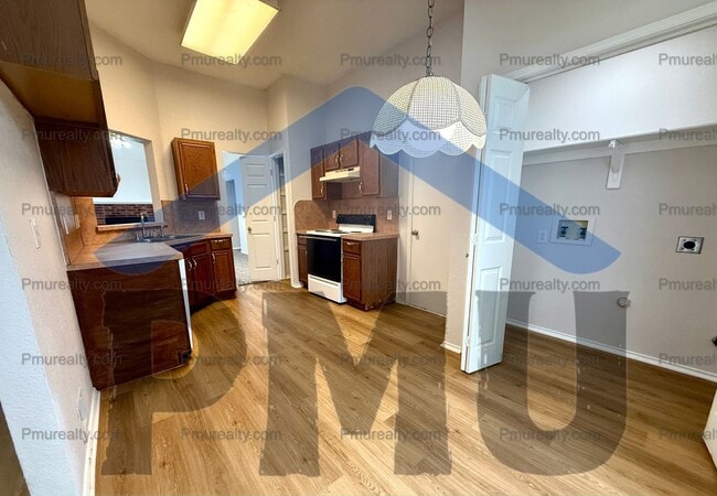 Building Photo - AVAILABLE NOW!!! Roomy 3BR 2BA home with l...