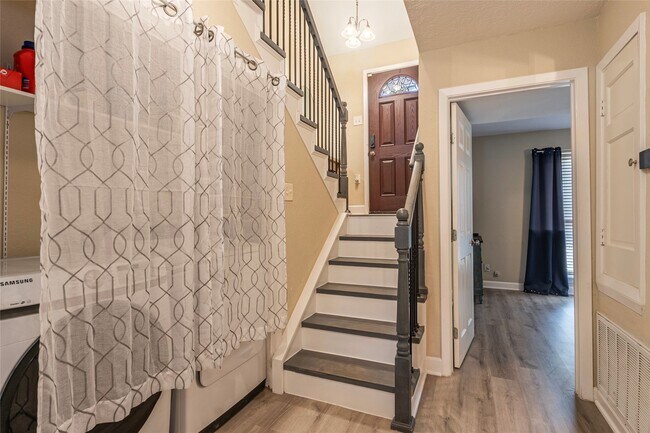 Building Photo - 723 Davis Rd