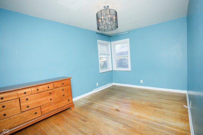 Building Photo - 150 E Beechwood Ln