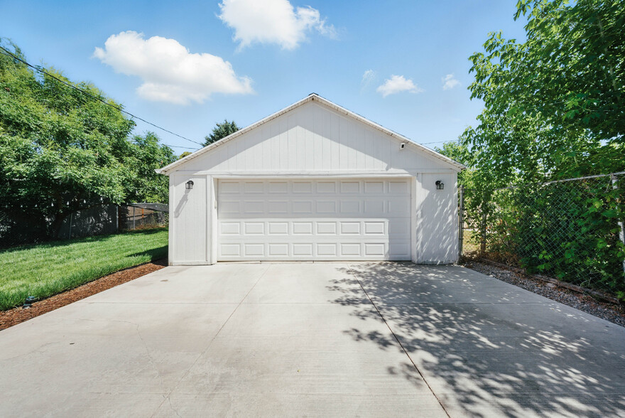 2 Car Garage (APT A) - 259 E Herbert Ave