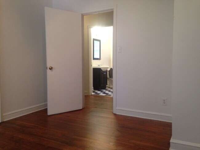 Building Photo - 3BR Normaltown Charmer