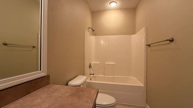 Building Photo - 3 bedroom - 2 bathroom - Stonelake Townhom...