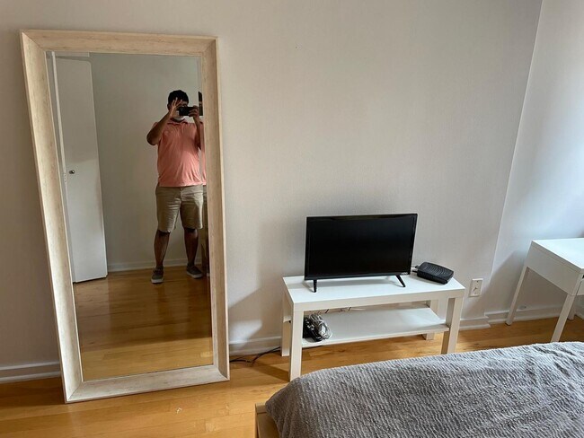 Building Photo - 40 E 9th St