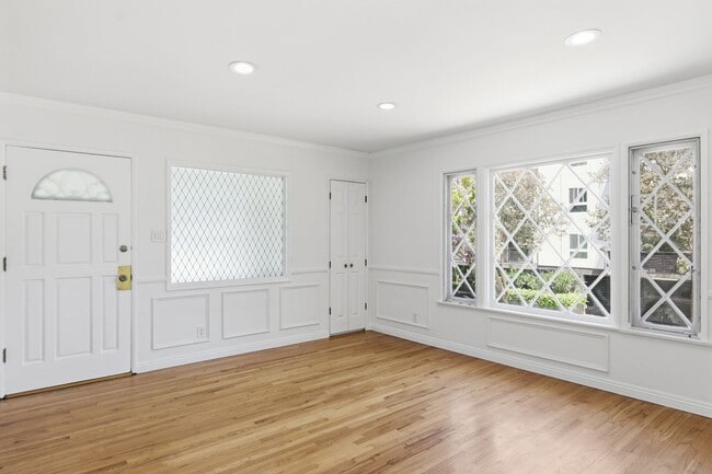 Building Photo - 12334 Moorpark St
